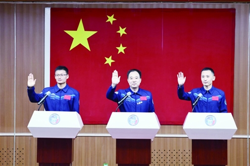 中国载人航天工程新闻发言人、中国载人航天工程办公室副主任林西强在昨日举行的神舟十六号载人飞行任务新闻发布会上宣布,我国瞄准北京时间5月30日9时31分发射神舟十六号载人飞船,飞行乘组由航天员景海鹏、朱杨柱和桂海潮组成,景海鹏担任指令长。图为昨日神舟十六号航天员乘组指令长景海鹏(中)、航天飞行工程师朱杨柱(右)、载荷专家桂海潮挥手致意。◎新华社发